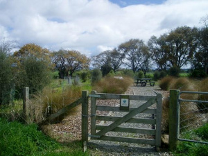 QEII Trust planting day at Kowhai Reach